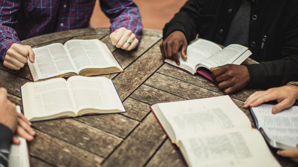 Estudiar la Biblia en grupo