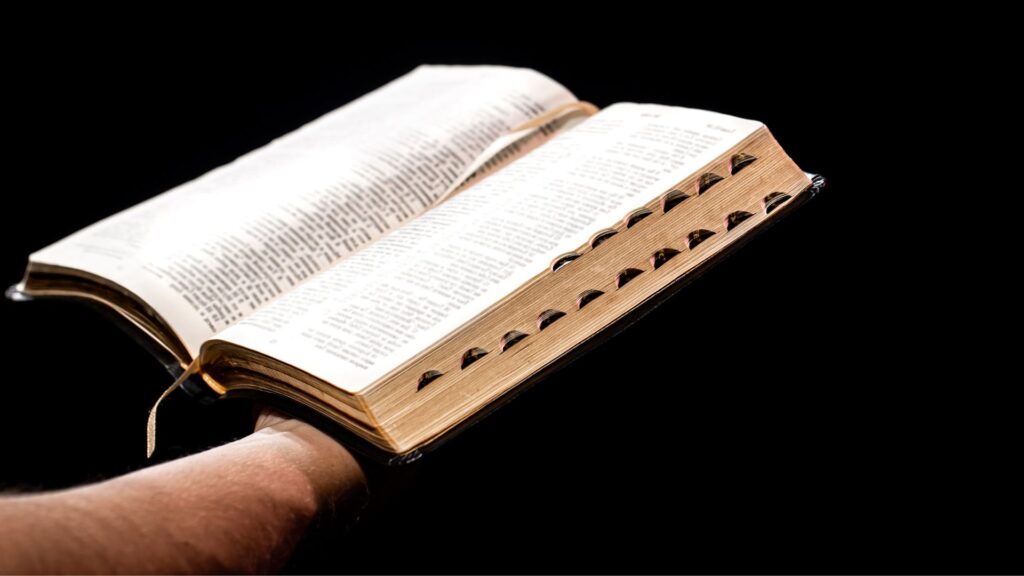 ¿Quién es Dios de Acuerdo a la Biblia?