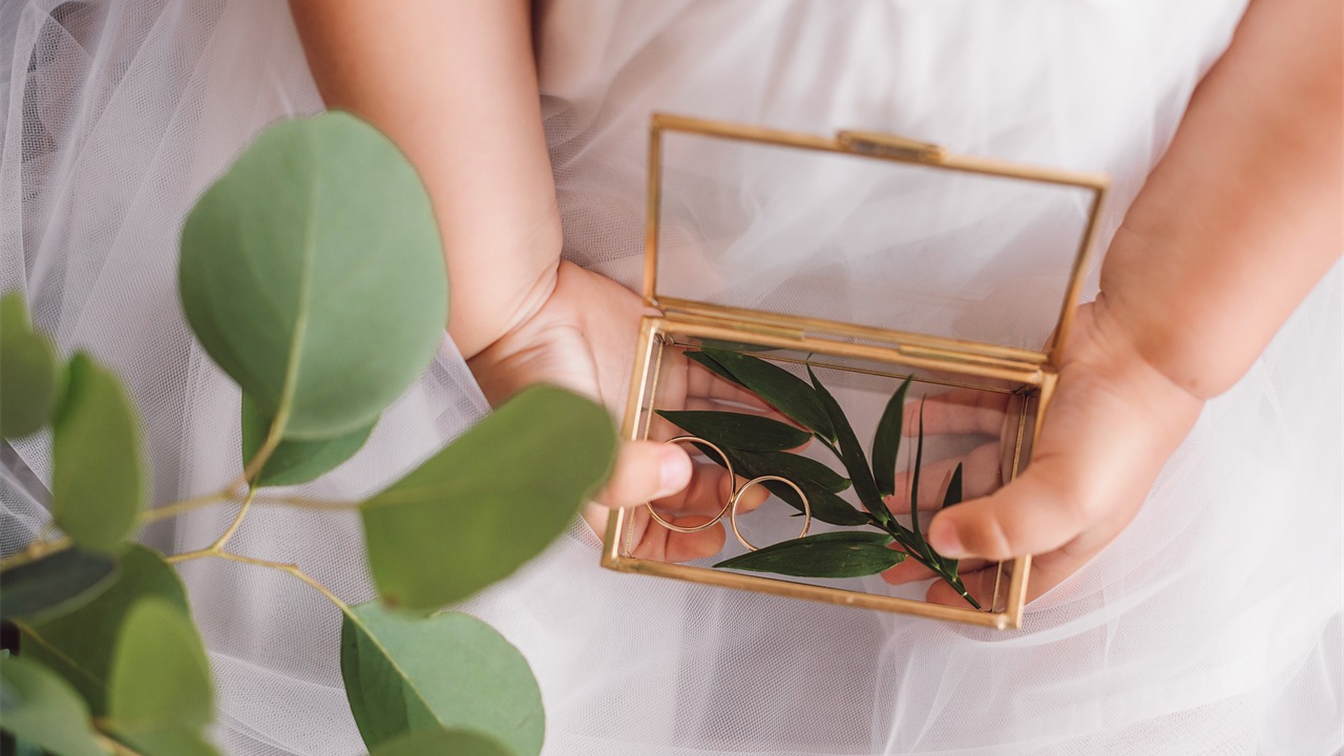 Anillos de boda y hojas verdes, simbolo del amor que permanece