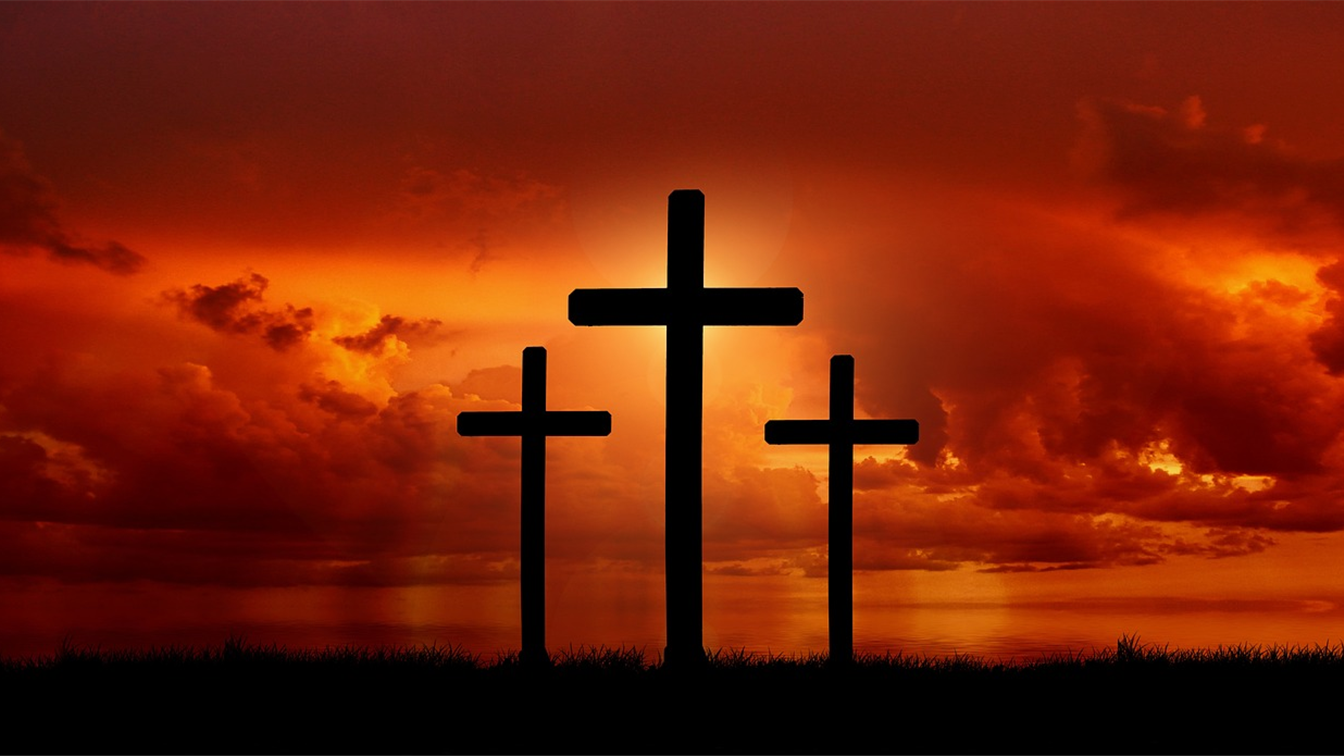 Tres cruces al atardecer, símbolo de la gracia de Dios