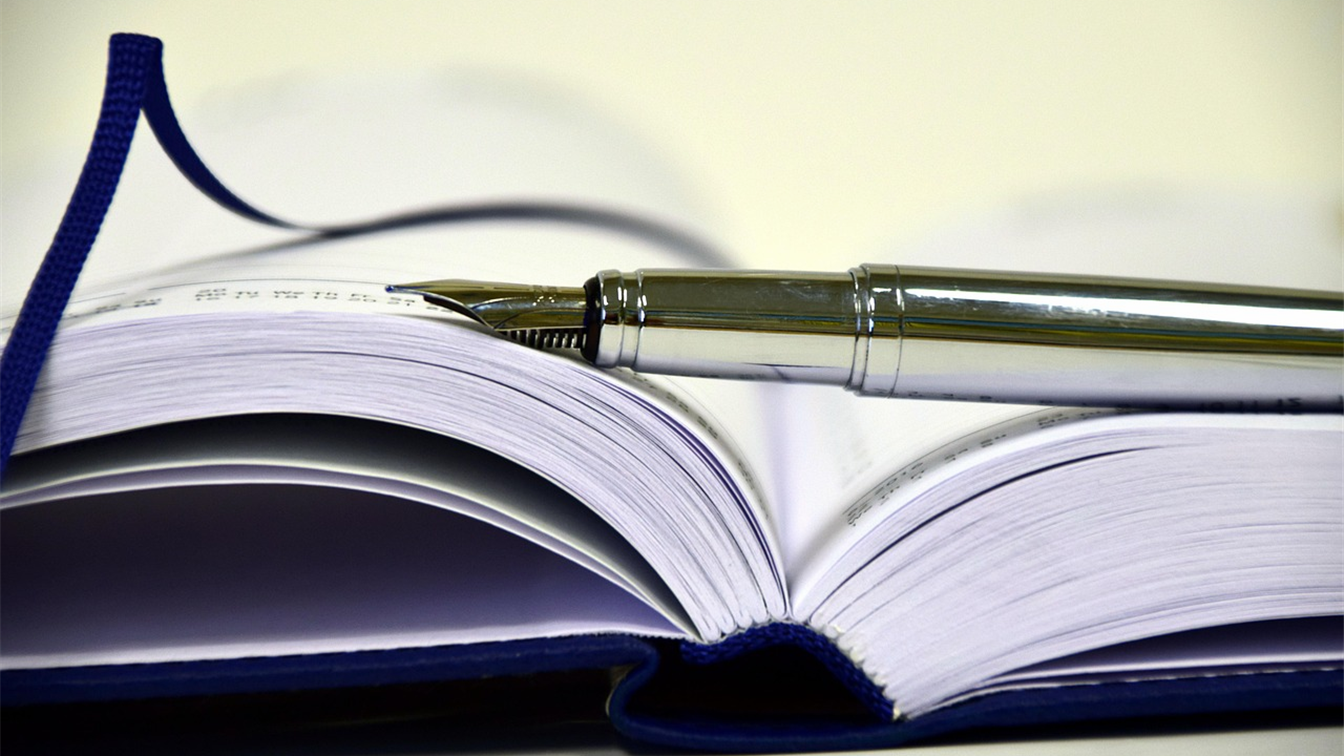 biblia abierta con cuaderno de notas