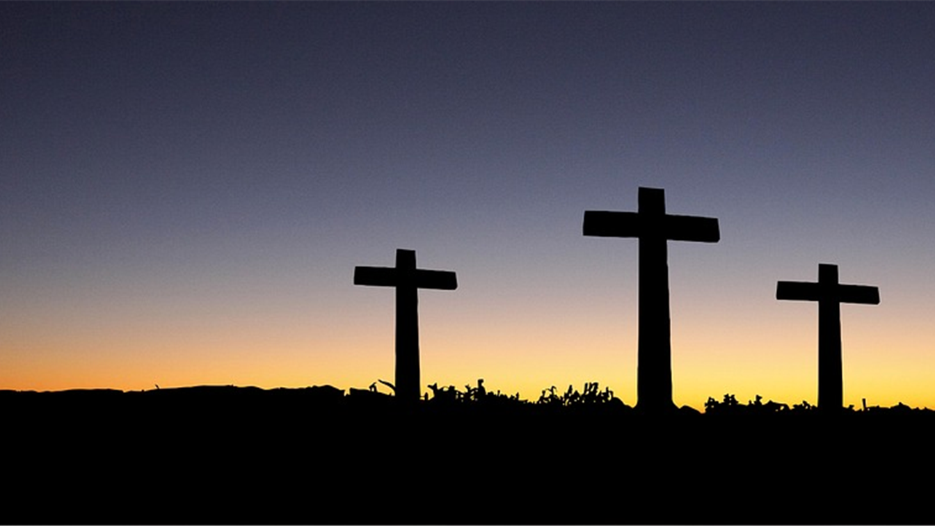 Cruces al atardecer como símbolo de fe