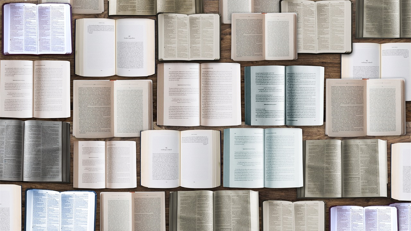 Biblias abiertas sobre una mesa de madera