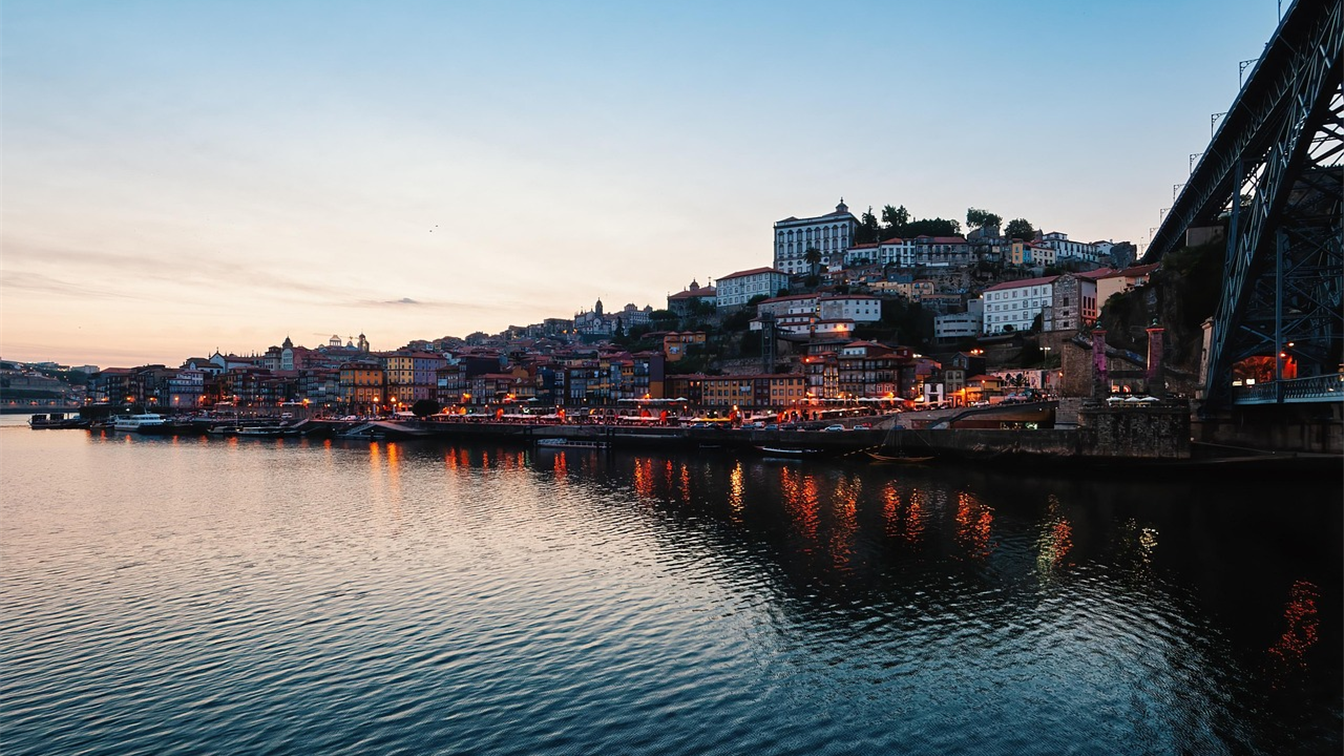 Panoramica del rio Duero en Oporto al atardecer con el puente Don Luis