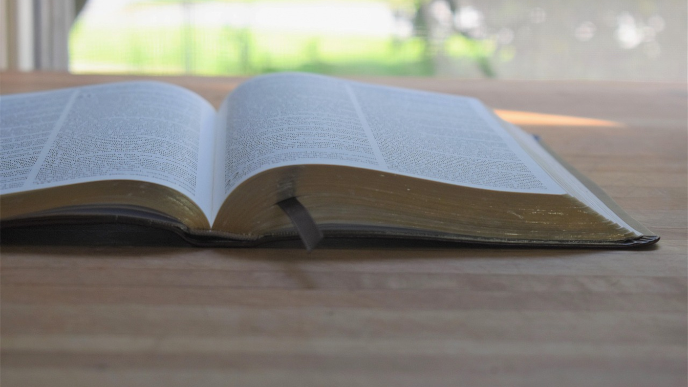 Biblia abierta sobre una mesa