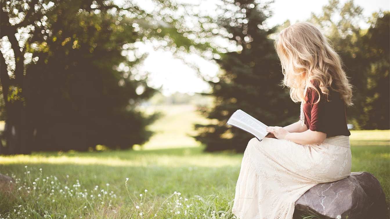 mujer leyendo la Biblia al aire libre